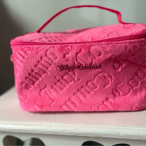 Juicy Couture Pink Velvet make up bag - Picture 1 of 5